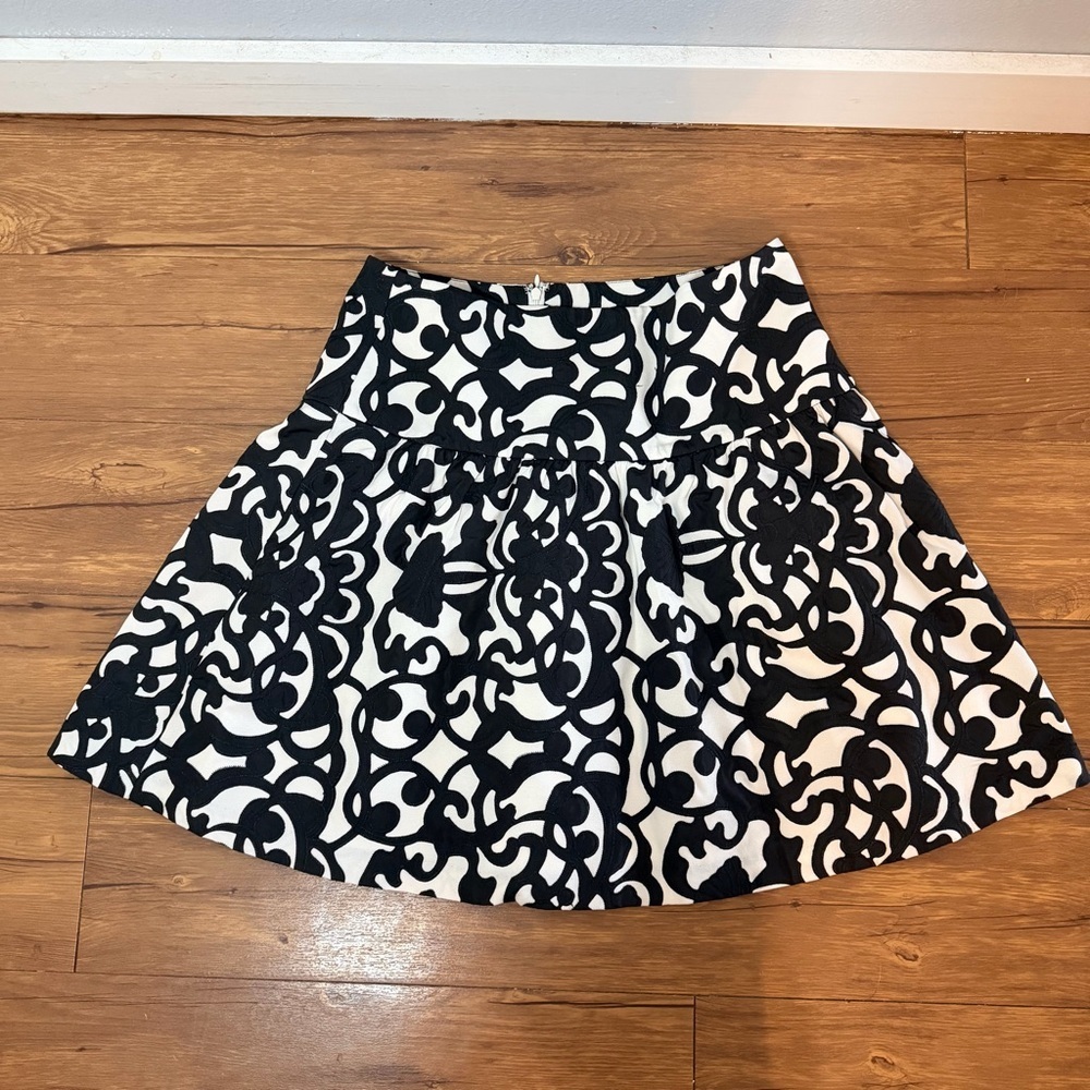 Ann Taylor Embroidered Fit & Flare Skirt Size 8 Black White Textured Pleated